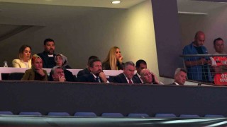 Bakan Bak ile başkanlar Adalı ve Saran derbiyi birlikte izledi