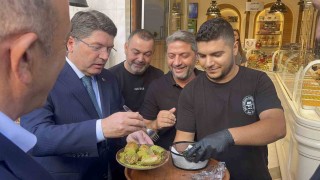 Bakan Tunça Antalyada esnaf sevgisi: Tatlı ikramı ve Antalyaspor atkısı