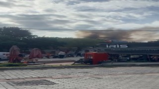 Bakırköyde 3 katlı binanın çatısında çay demlerken kazan patladı, çatı alevlere teslim oldu