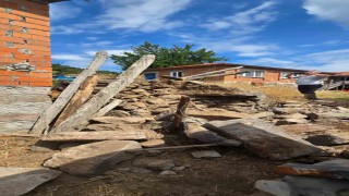 Balıkesirde 4.9 büyüklüğünde depremde 2 metruk evde çökmeler meydana geldi