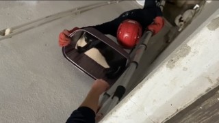 Balıkesirde apartman boşluğuna düşen kedi yaralı olarak kurtarıldı