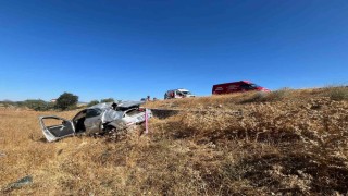 Balıkesirde otomobil tarlaya uçtu; 2 yaralı