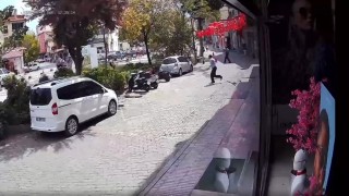 Balıkesirde yaşanan deprem anı saniye saniye güvenlik kamerasına yansıdı