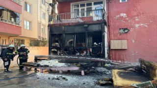 Balkonda çıkan yangın eşyaları küle çevirdi