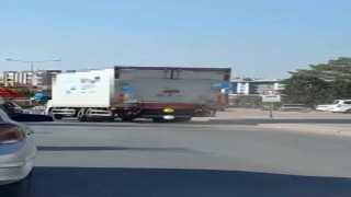 Balonla süslü kamyonun sürücüsünün hareketleri pes dedirtti