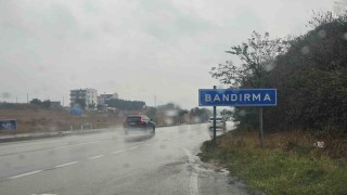 Bandırma güne yağışla başladı