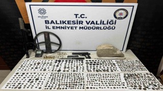 Bandırmada tarihi eser ve silah operasyonu