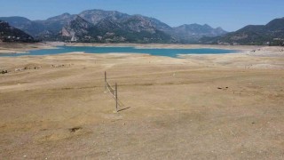 Barajda su seviyesi yüzde 10a düştü: Çoraklaşan bölgeye voleybol direği diktiler