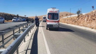 Bariyerlere çarpan motosiklet sürücüsü ağır yaralandı