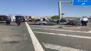 Bariyerlere çarpan otomobil hurdaya döndü: 5 yaralı