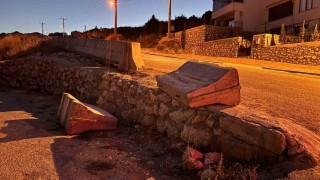 Bariyerlere çarpan otomobil sürücüsü yaralandı