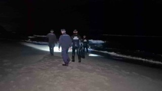 Bartında elbiseleri ile denize giren şahıs ekipleri harekete geçirdi