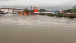 Bartında sağanak etkili oldu, caddeler nehre döndü