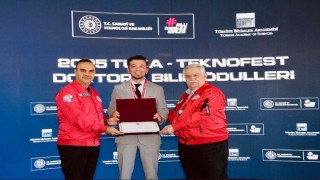 BARÜlü akademisyen ödülünü Bakan Kacırdan aldı