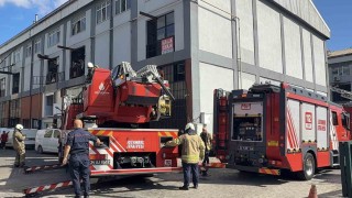 Başakşehirde çinko kaplama atölyesinde yangın paniği: İşçiler yanan binada sigara içerek o anları kaydetti
