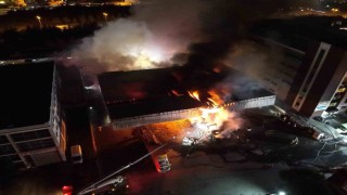 Başakşehirde sevkiyat deposu alev alev yandı