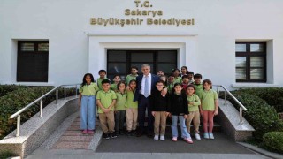 Başkan Alemdar, okulla ilk kez tanışan miniklere başarılar diledi