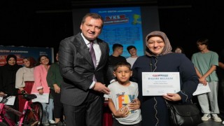 Başkan Balcıoğlu, Eğitim Akademisinde başarılı olan öğrencilere ödüllerini verdi