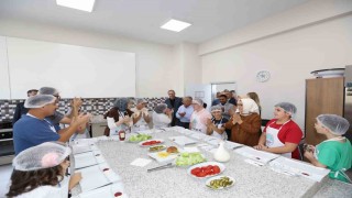 Başkan Büyükkılıç, Engelsiz Yaşam Merkezinde özel çocuklarla birlikte hamburger yaptı