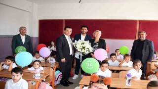 Başkan Erkan Aydından öğrencilere ilk ders sürprizi