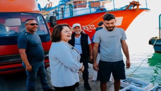 Başkan Gençay, avdan dönen balıkçıları karşıladı