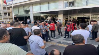 Başkan Tugay Karşıyakada çöp toplattı, işçiler karşı karşıya geldi