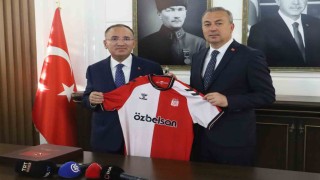Başkan Uzundan TBMM Başkanvekili Bozdağa Sivasspor forması