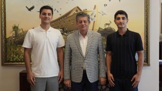 Başkan Yarka, YKSde derece yapan Uslu kardeşleri ağırladı