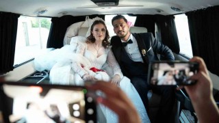 Başkanın makam aracı depremzede çiftin gelin arabası oldu