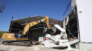 Başköyde kaçak depo yıkıldı