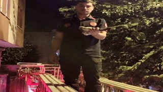 Batmanda ağaçta asılı kalan güvercin itfaiye ekiplerince kurtarıldı