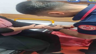 Batmanda kadının bileğine sıkışan bilezik itfaiye ekiplerince çıkarıldı