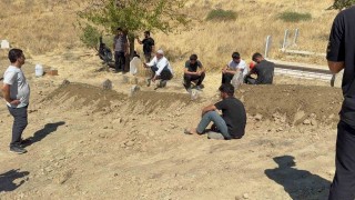 Batmanda saldırıda yaşamını yitiren aile, yoğun güvenlik önlemleri altında toprağa verildi