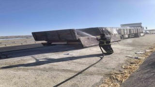 Batmanda seyir halindeki tırın dorsesinde yangın çıktı