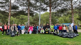 Bayburtta gönüllüler Yenişehir Parkında çevre temizliği yaptı