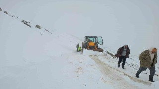 Bayburtta kar ve fırtına çobanı yaylada yakaladı: Sürüsüyle fırtınada mahsur kalan çoban kurtarıldı