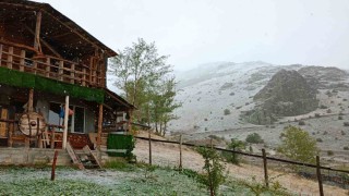 Bayburtun yüksek rakımlı köylerinde kar yağışı etkili oldu