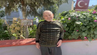 Bayram amcanın bahçeye yerleştirdiği özlü sözler dikkat çekiyor