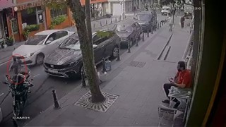 Bayrampaşada otomobil bakkaldan koşarak çıkan küçük çocuğa çarptı