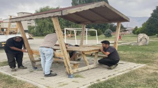 Belediye ekipleri şehir mobilyaları üretiyor