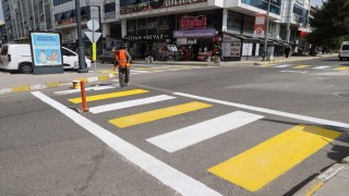 Belediye ekipleri yaya geçidi çizgilerini yeniledi