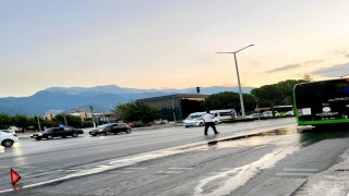 Belediye otobüsünden dökülen yakıt sürücülere zor anlar yaşattı