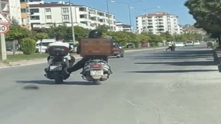 Benzini biten motosikleti ayağıyla itti