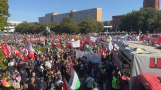 Berlindeki Tüm Gözler Gazzede gösterisinde on binlerce kişi İsraili protesto etti