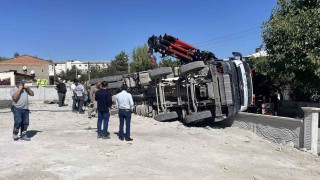 Beton mikseri devrildi, sürücüsü hafif şekilde yaralandı