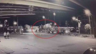 Beton mikserinin ezdiği motosikletin sürücüsü son anda kurtuldu