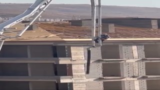 Beton pompasını asansör gibi kullandı, metrelerce yüksekliğe çıktı