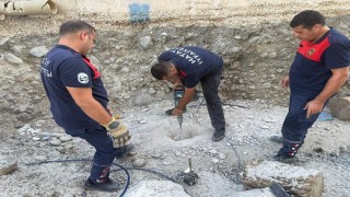 Beton zemin mahsur kalan yavru kedi için kırıldı