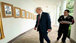 Beyaz Sarayda Bidenın portresi yerine otomatik imza makinesinin fotoğrafı kullanıldı