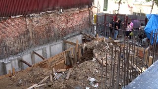 Beyoğlunda inşaat alanında göçük: Bir işçi beline kadar toprak altında kaldı